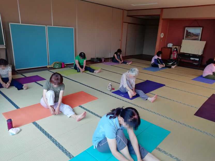グループでのヨガレッスン